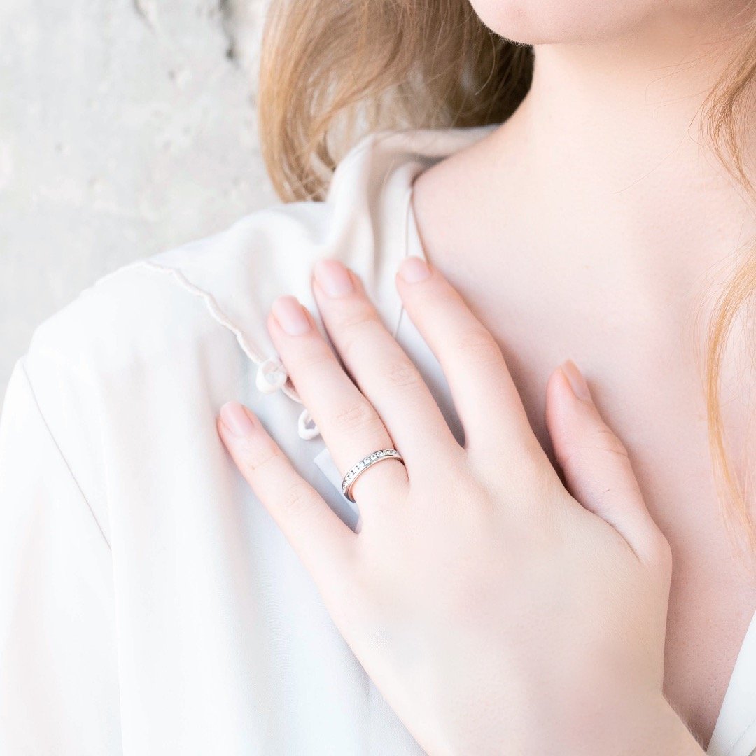 lady wearing platinum diamond wedding band